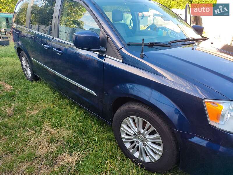 Минивэн Chrysler Town & Country 2014 в Киеве