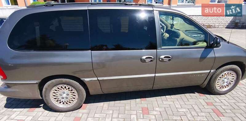 Мінівен Chrysler Town & Country 1997 в Шацьку