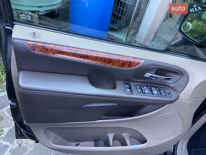 Мінівен Chrysler Town & Country 2014 в Василькові
