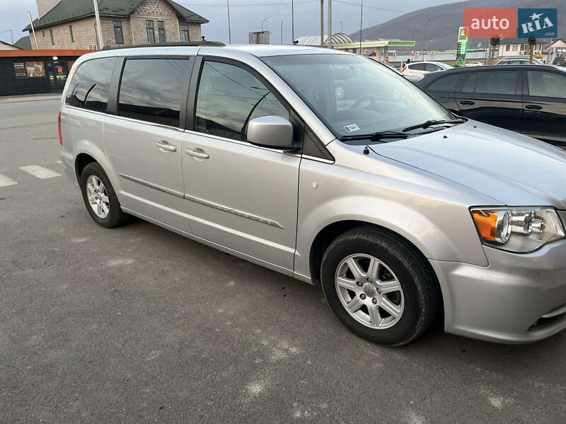 Минивэн Chrysler Town & Country 2012 в Виноградове