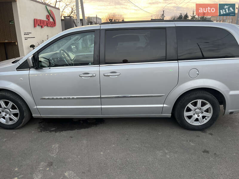 Минивэн Chrysler Town & Country 2012 в Виноградове