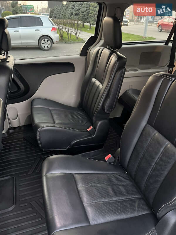 Минивэн Chrysler Town & Country 2012 в Виноградове