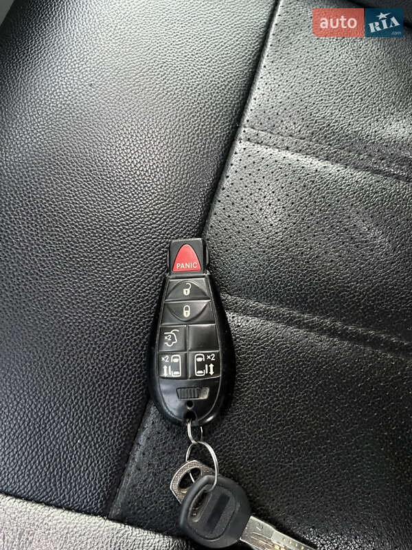 Минивэн Chrysler Town & Country 2012 в Виноградове