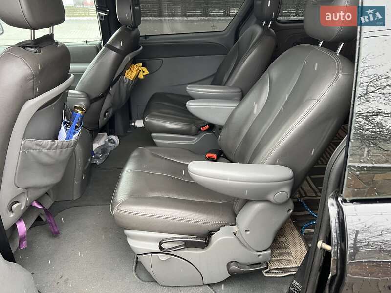 Минивэн Chrysler Voyager 2007 в Березному