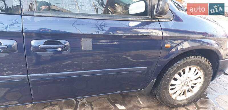 Минивэн Chrysler Voyager 2006 в Жовкве