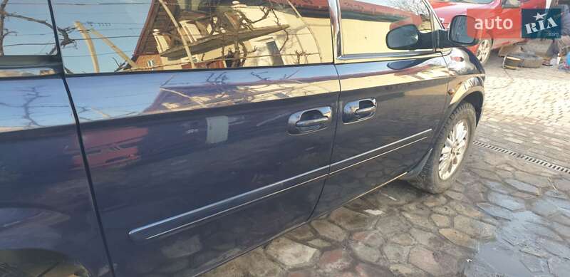 Минивэн Chrysler Voyager 2006 в Жовкве