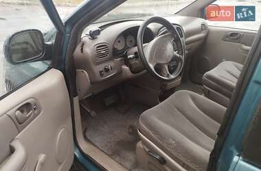 Минивэн Chrysler Voyager 2001 в 