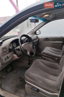 Минивэн Chrysler Voyager 2001 в 