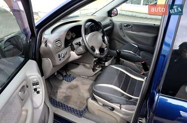 Минивэн Chrysler Voyager 2003 в 
