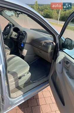 Минивэн Chrysler Voyager 2003 в 