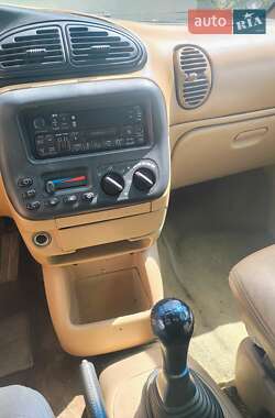 Минивэн Chrysler Voyager 2000 в 