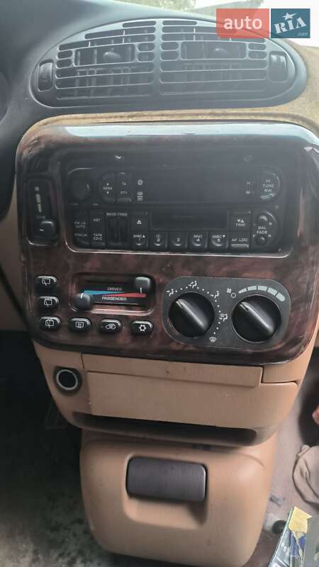 Седан Chrysler Voyager 1999 в Ужгороді