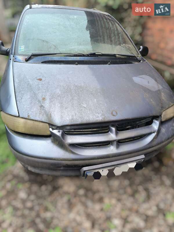 Седан Chrysler Voyager 1999 в Ужгороді