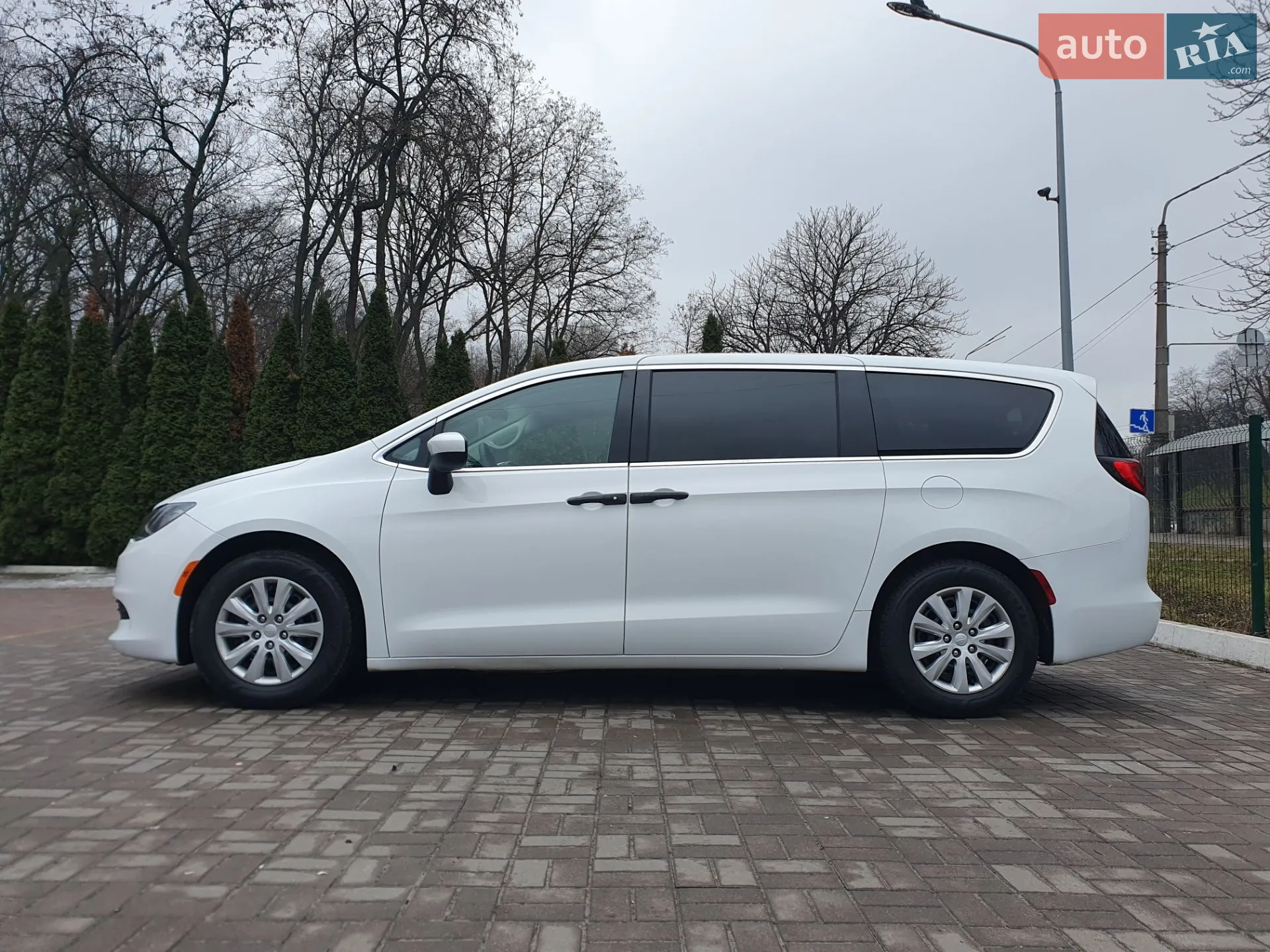 2020 Chrysler Voyager - мініатюра 3