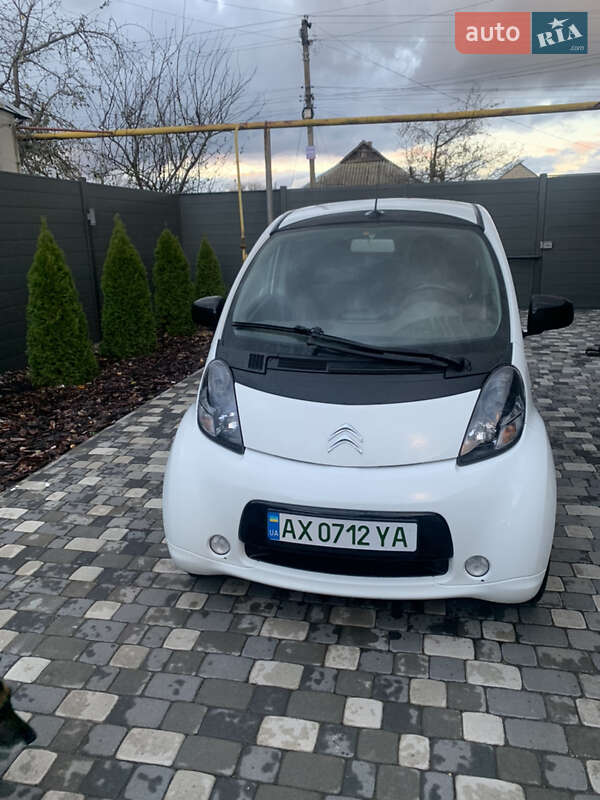 Хэтчбек Citroen C-Zero 2011 в 