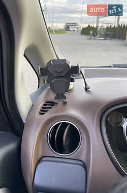 Хэтчбек Citroen C-Zero 2011 в 