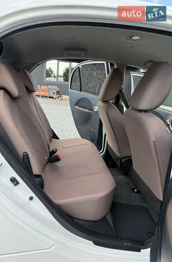 Хэтчбек Citroen C-Zero 2011 в 