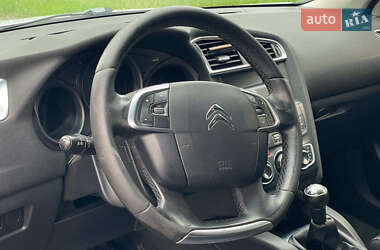 Хэтчбек Citroen C4 2013 в 