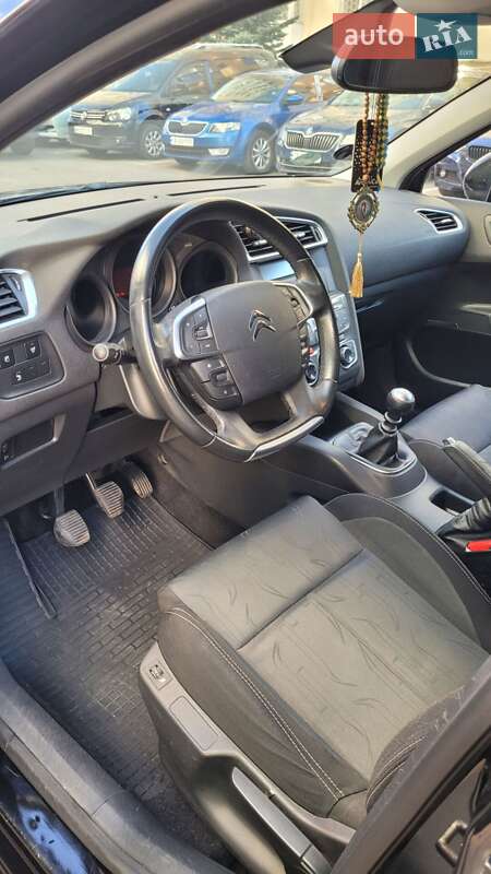 Хэтчбек Citroen C4 2011 в Вишневом