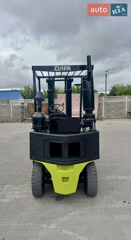 Вилочний навантажувач Clark CDP 2000 в Радомишлі