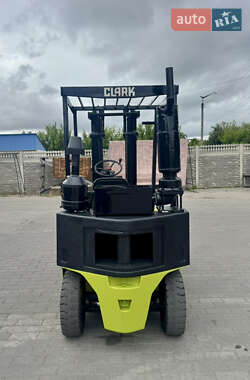 Вилочный погрузчик Clark CDP 2000 в 