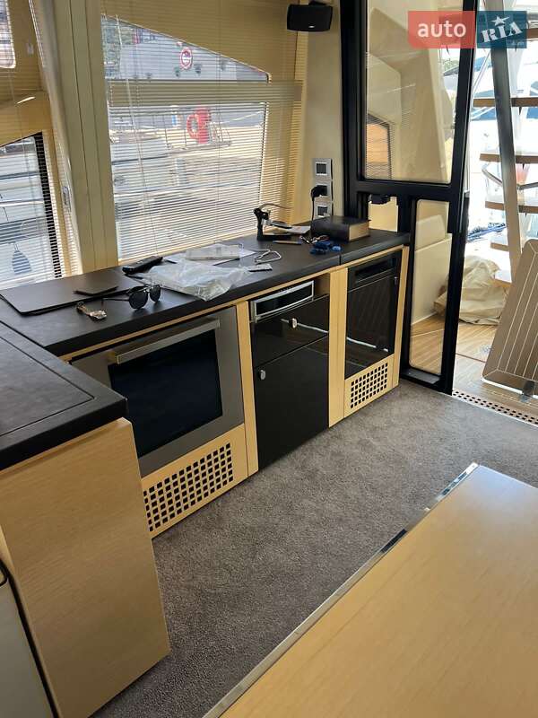 Моторна яхта Cranchi Flybridge 2012 в Києві фото 3 Моторна яхта Cranchi Flybridge 2012 в Києві