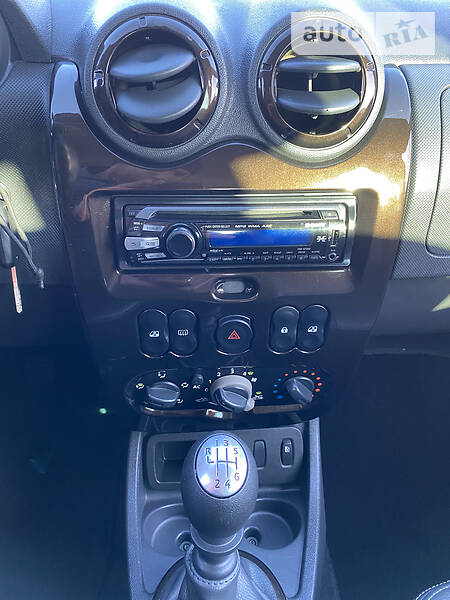 Позашляховик / Кросовер Dacia Duster 2011 в Києві