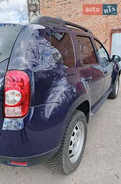 Позашляховик / Кросовер Dacia Duster 2012 в 