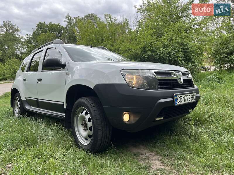 Позашляховик / Кросовер Dacia Duster 2010 в 