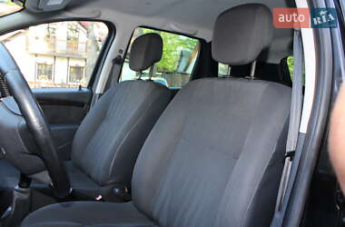 Позашляховик / Кросовер Dacia Duster 2011 в 