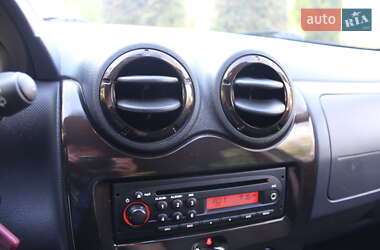 Позашляховик / Кросовер Dacia Duster 2011 в 