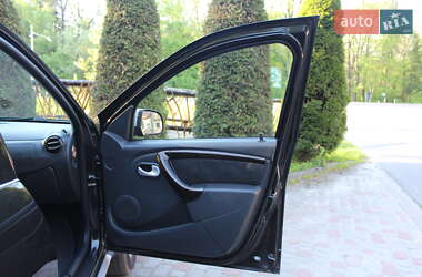 Позашляховик / Кросовер Dacia Duster 2011 в 