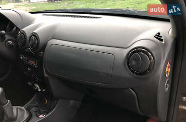 Позашляховик / Кросовер Dacia Duster 2011 в 