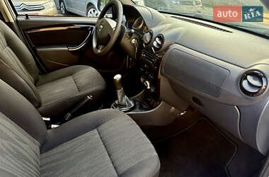 Позашляховик / Кросовер Dacia Duster 2012 в 