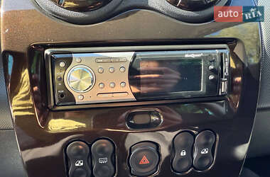Позашляховик / Кросовер Dacia Duster 2011 в 