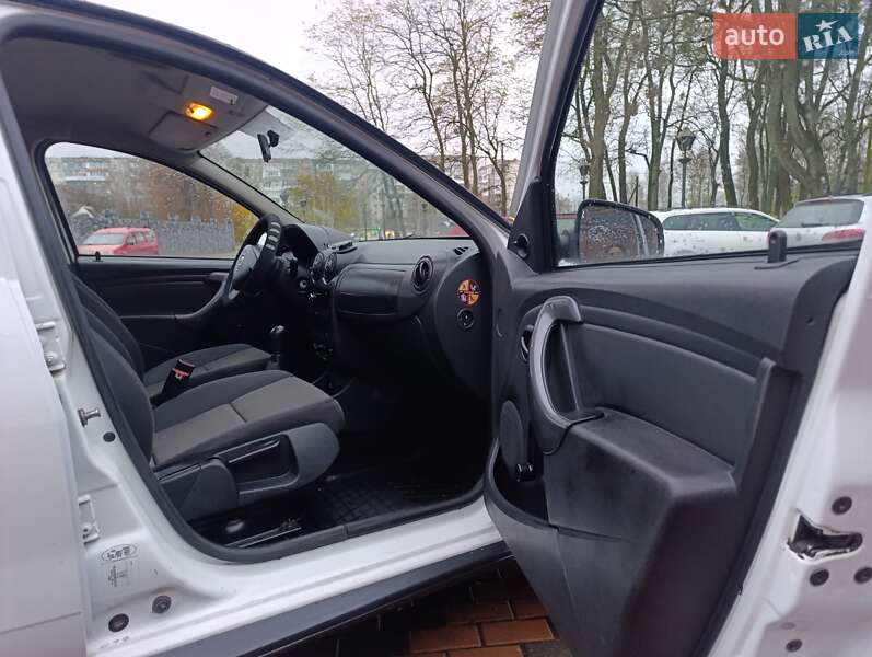 Позашляховик / Кросовер Dacia Duster 2013 в Звягелі