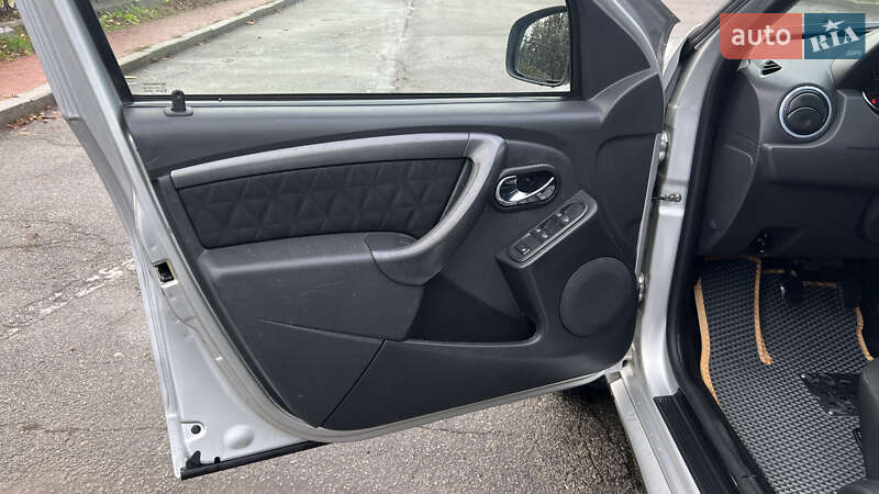 Позашляховик / Кросовер Dacia Duster 2015 в Умані