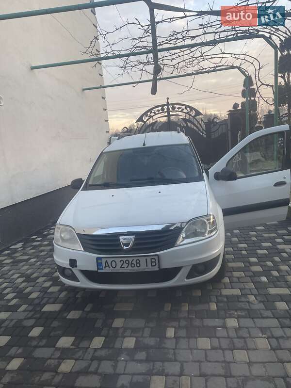 Седан Dacia Logan 2010 в Тячеві