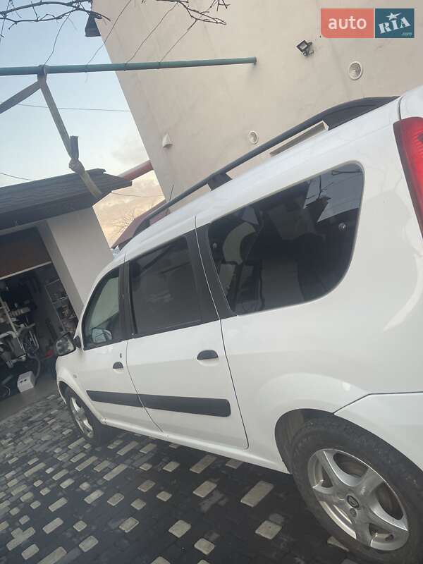 Седан Dacia Logan 2010 в Тячеві