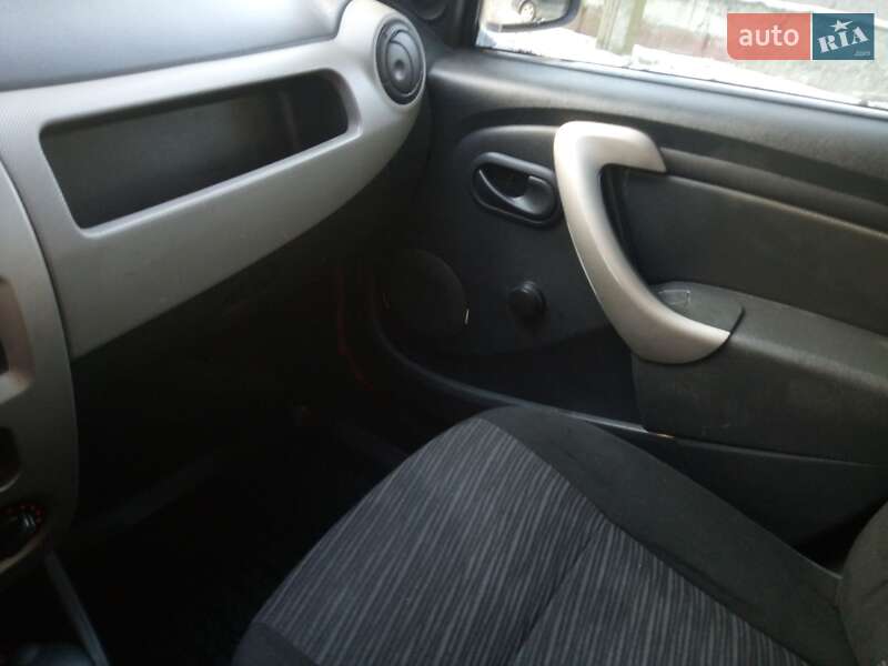 Седан Dacia Logan 2008 в Львові