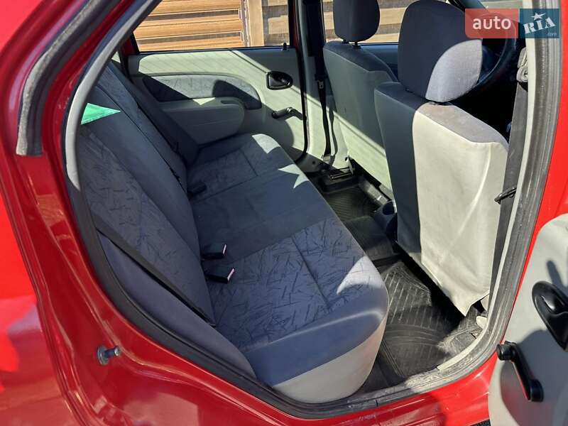 Седан Dacia Logan 2006 в Жовкві