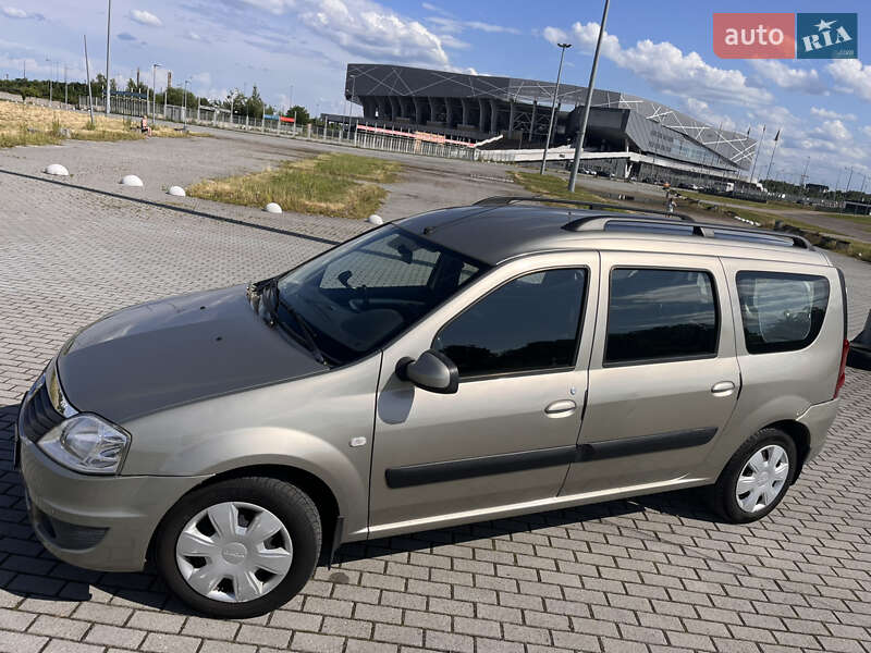 Седан Dacia Logan 2011 в Львове
