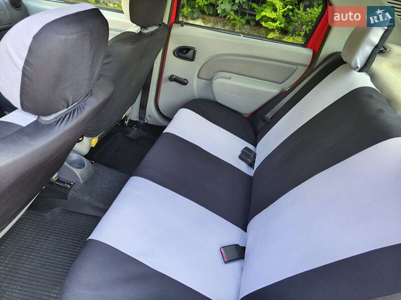 Седан Dacia Logan 2008 в Остроге