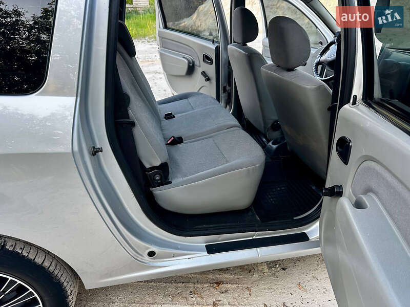 Седан Dacia Logan 2012 в Краснограде