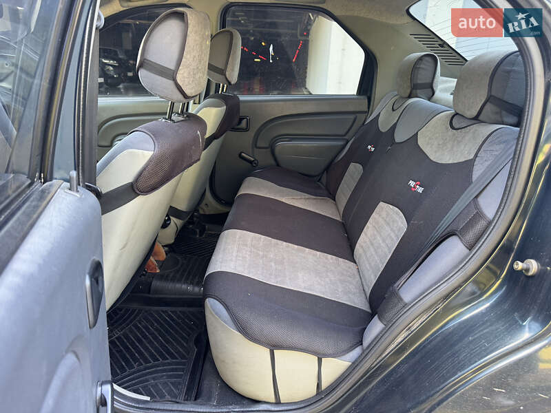 Седан Dacia Logan 2006 в Києві