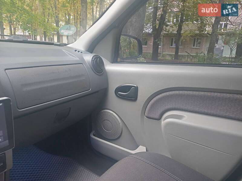 Седан Dacia Logan 2011 в Харькове фото 3 Седан Dacia Logan 2011 в Харькове
