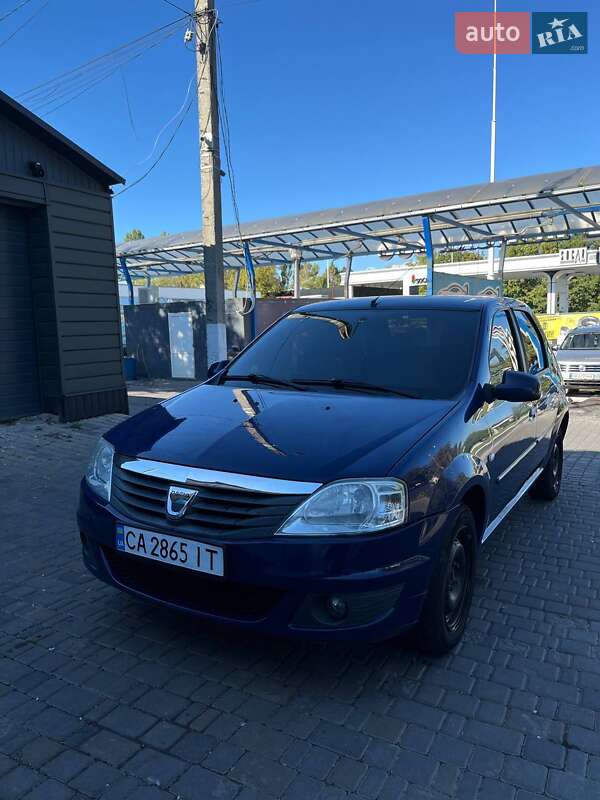 Седан Dacia Logan 2009 в  фото Седан Dacia Logan 2009 в