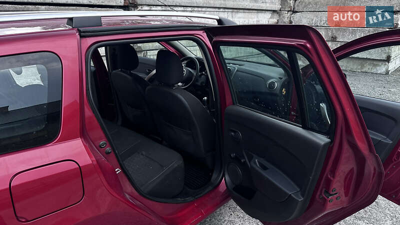 Седан Dacia Logan 2015 в Жовкві