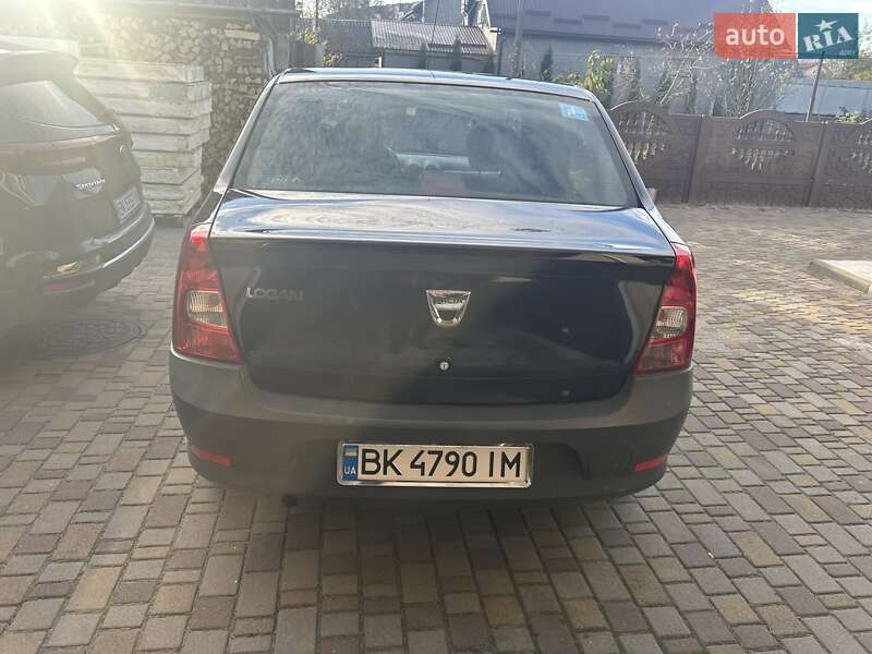 Седан Dacia Logan 2012 в Корце