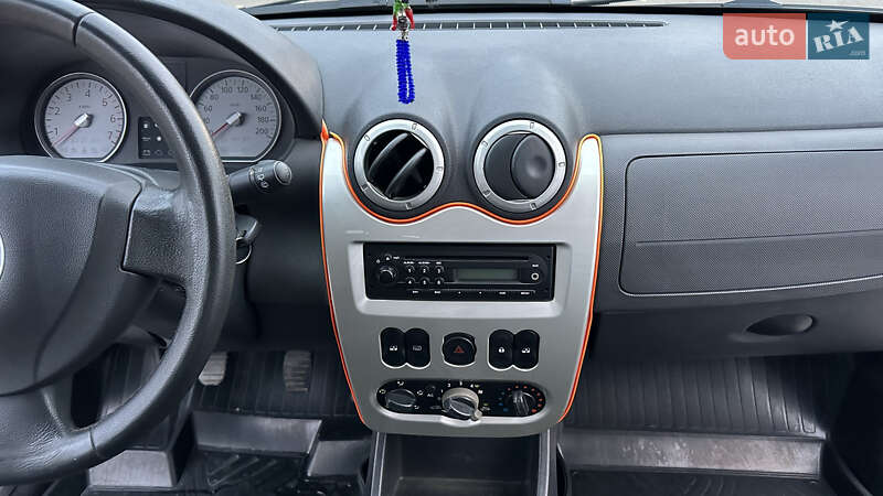 Седан Dacia Logan 2011 в Радивиліві